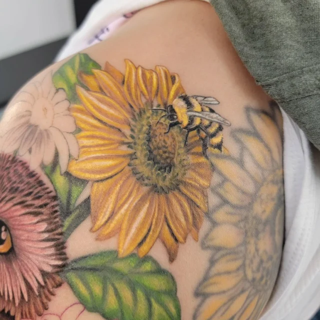 *Healed* sunflower 🌻 by @inkstress
Thanks, Dolly!
#rachelgilbert #inkstress #tattoosbyinkstress #witchinghourtattoopdx #witchinghourtattoo #floraltattoo #naturetattoo #botanicaltattoo