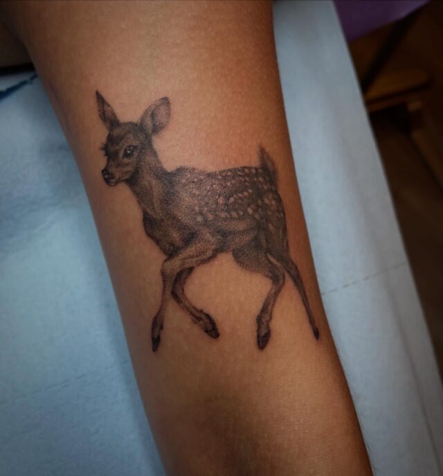 I had so much fun making this cute lil buddy! Nature is rad and I love tattooing it on people. 
  Thanks so much @lylaaamae , I really appreciate your trust and patience :D