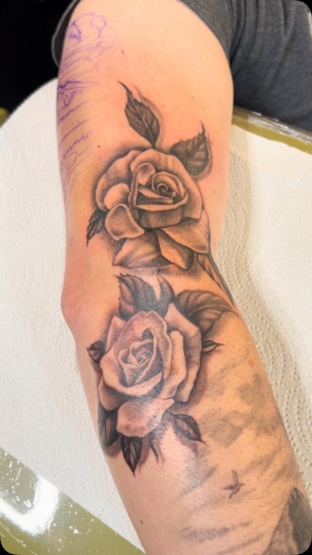 Got to add some roses to Spencer’s Oregon/Portland themed black and grey sleeve. I’m looking for more clients to do some realistic landscape and floral tattoos for August. I’m having a lot of fun with these this summer. DM me anytime or fill out a consultation request on my website. More mountains, lakes, and rivers! If I’m too busy to go see em I want to be tattooing em.•
•
•
•
•
•
#borrowedtimesstudio #handmade #portlandtattooartist #pdxtattooer #pdxtattoo #letteringartist #handlettering #portlandartist #blackandgreyrealism #realismtattoo #tattoorealistic