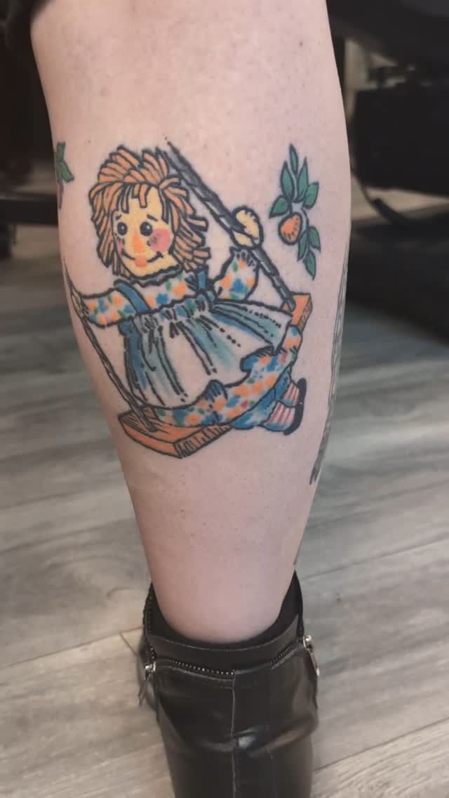 Got to get some footage in the wild of Lacie's healed and settled Raggedy Ann and Raggedy Andy pieces. We replicated these designs from some old family tea cups. These are both one shot no touchup pieces and they've been fully healed and settled for two or three years. If you have healed work I'd love to see it and snap some photos as I think it's important for artists to post their work healed and settled as much as possible. Thanks for looking! 🙏❤️.
.
.
.
.
#raggedyann #raggedyandy #memorialtattoo #healedtattoo #portlandtattooers #portlandtattooshop  #portlandtattoo #witchinghour #portlandtattooartist #portlandoregon #pdxtattoo #pdxtattooartist #pdx #portlandartist #pnw #oregontattoo #oregontattooartist #oregontattoos #ashtonallentattoo #pdxsmallbusiness #pdxartgallery #womanownedbusiness #tattoo #tattoosnob #tattooistartmag #ladytattooer #femaletattooartist #support_good_tattooing