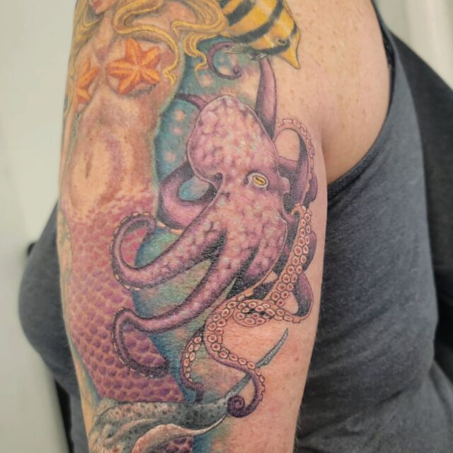 Just a little *healed* octopus, popping up to say hi! 

#rachelgilbert #inkstress #witchinghourtattoopdx #witchinghourtattoo #underwatertattoo #sealifetattoo #octonation #octopustattoo