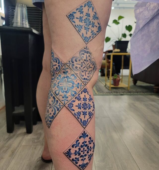 A few more beautiful blue tiles for Lauren's lovely leg!

#inkstress #rachelgilbert #witchinghourtattoopdx #witchinghourtattoo #tiletattoo #pdxtattoo #oregontattoo