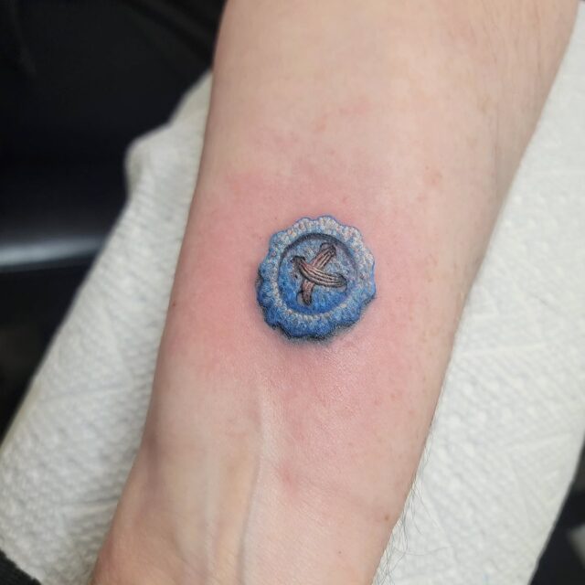 A sparkly little blue button for Darcy 💙

Yes, I do small tattoos, too! 

#rachelgilbert
#inkstress #tattoosbyinkstress #witchinghourtattoopdx #witchinghourtattoo