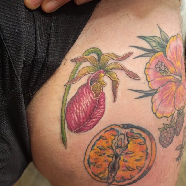 A lightly suggestive lady slipper for Blue! 
(And yes, the ..resemblance.. is on purpose)
Much fun! Thanks for a great day! 

#rachelgilbert #inkstress #witchinghourtattoopdx #floraltattoo #naturetattoo