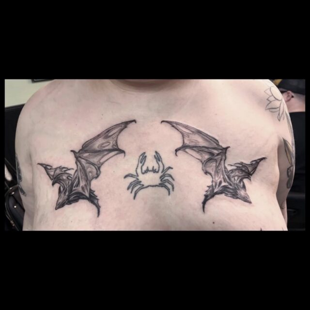 Spooky Black metal chest bats for @moss.dyke 🦇🦇⚔️⚔️ (crab was pre-existing from another artist 🙏)
Thanks for looking!
.
.
.
.
#spookytattoo #battattoo #femaletattooartist #witchinghourtattoo #portlandtattoo