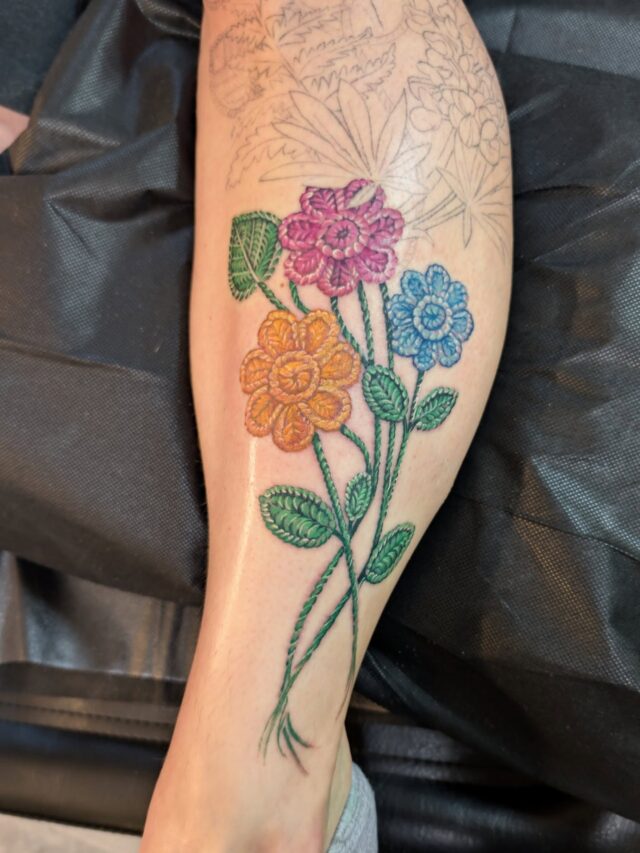 Did these knitted yarn flowers as part of a larger leg piece of wildflowers , veggies and knitting stuff for Dorelan today, swipe for our color palette and what always happens with tattooers and yellow ink 😂💛🤷‍♀️
Thanks for looking and happy spring everyone!
.
.
.
#tattooer #femaletattooartist #portlandartist #portlandtattoo #witchinghourtattoo