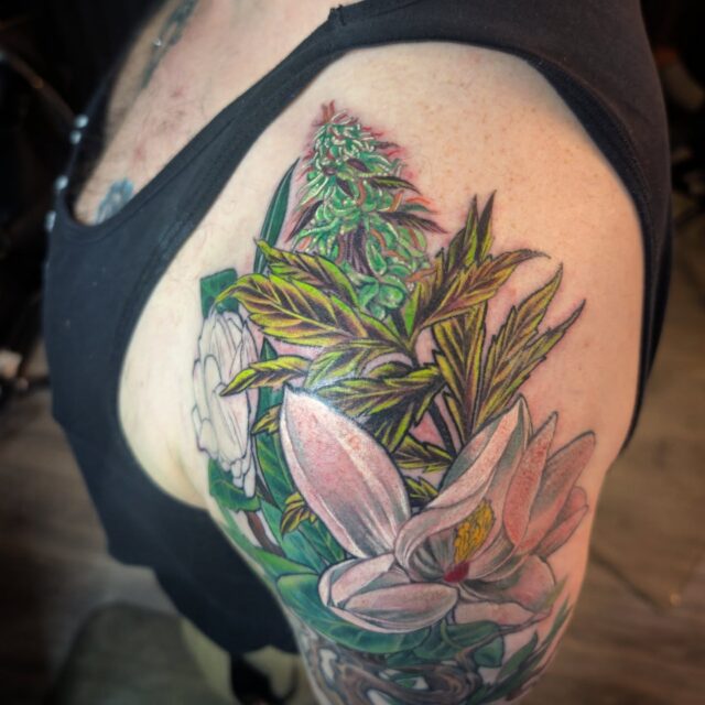 A sparkley bud nestled in some magnolia branches. This is part of a larger in progress sleeve. This is the first time in 17 years I've actually tattooed weed flower, it was a fun challenge ✨❇️
.
.
.
.

#420 #weedtattoo #marijuana #portlandtattoo #femaletattooartist
