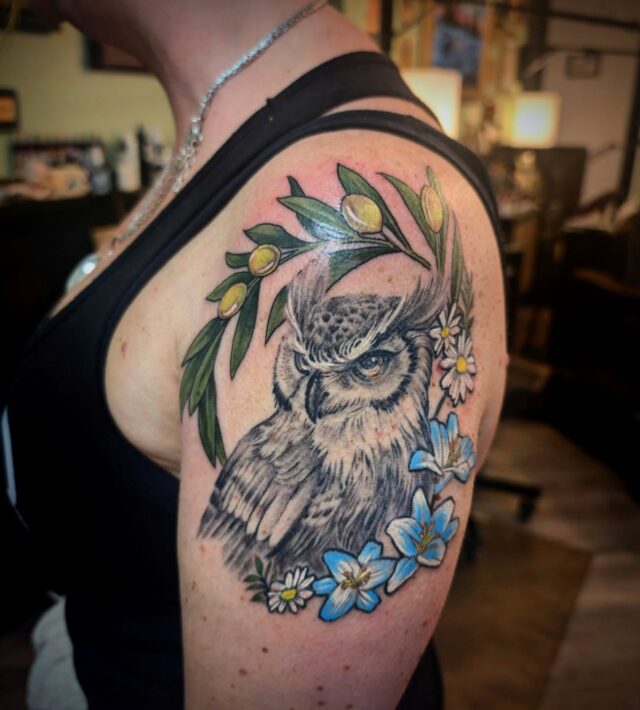 A celebration of all things Athena. Added an olive branch and flowers to this owl piece for Heather. The owl is healed. Thanks for looking!
.
.
.
#athenatattoo #owltattoo #femaletattooartist #portlandtattoo #oregontattoo